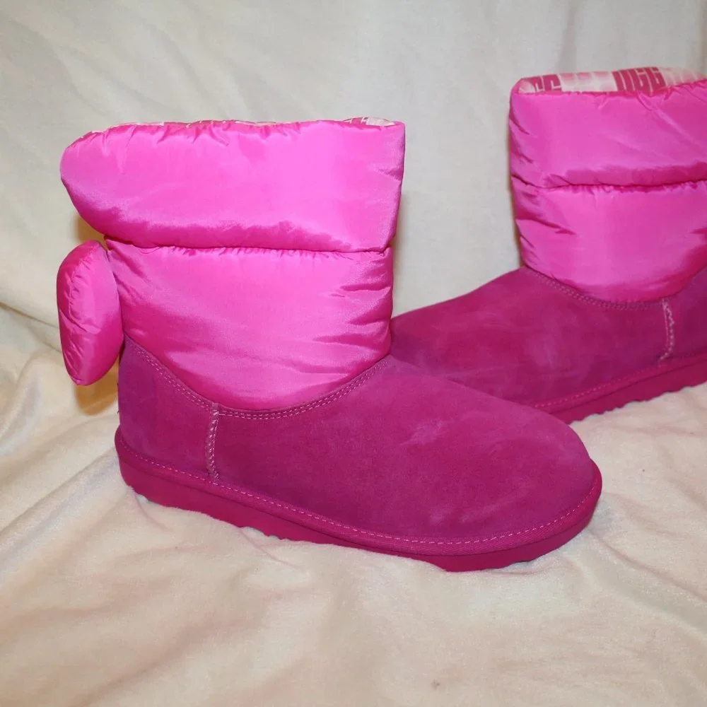 NIB UGG GIRLS CLASSIC SHORT BAILEY BOW MAXI WAVELENGTH SUEDE‎ PUFFER BOOTS PINK